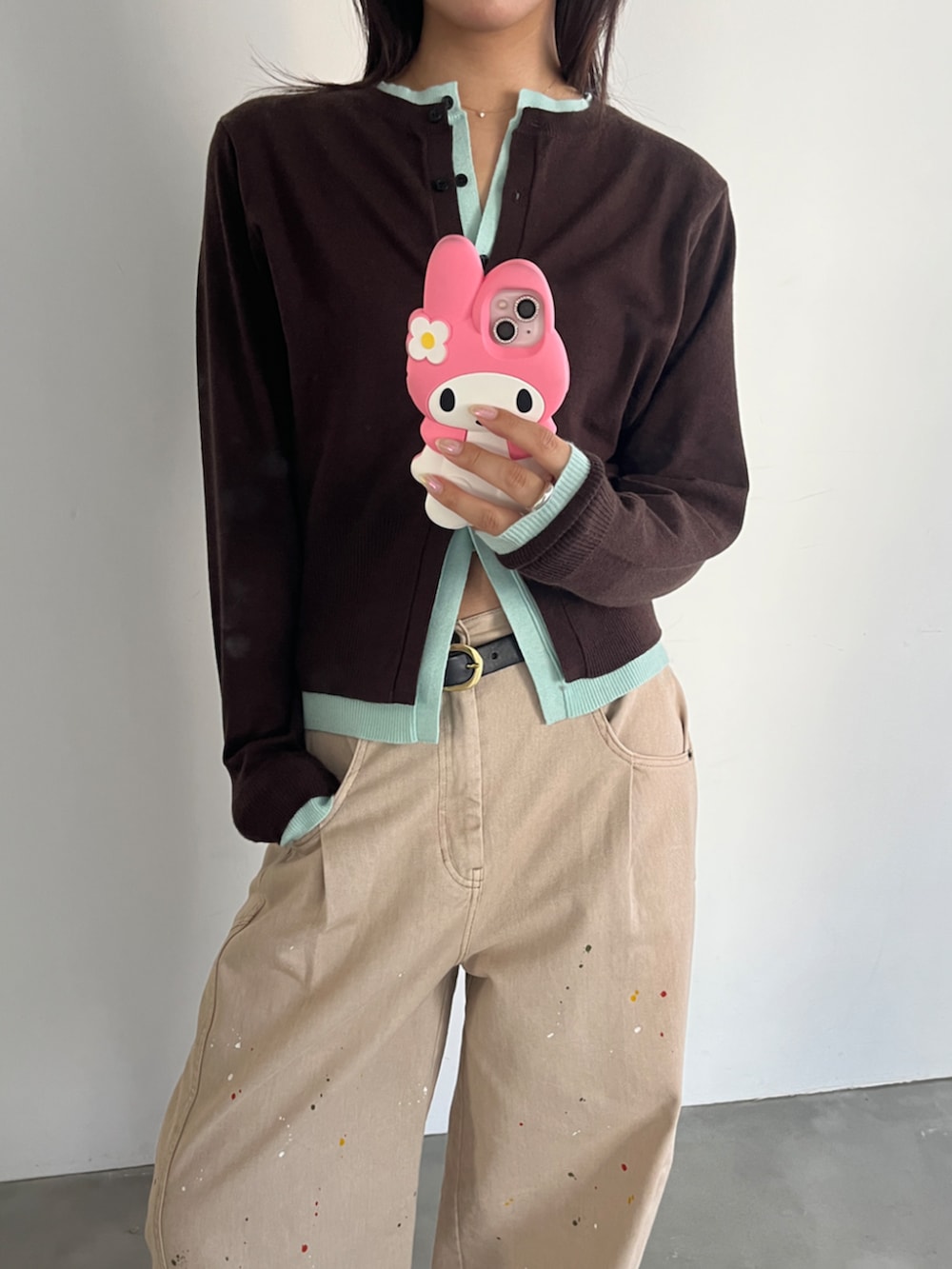 ベージュ系のその他パンツ、ブラウン系のカーディガン/ボレロを着用したレディースの夏コーディネートの4枚目の写真