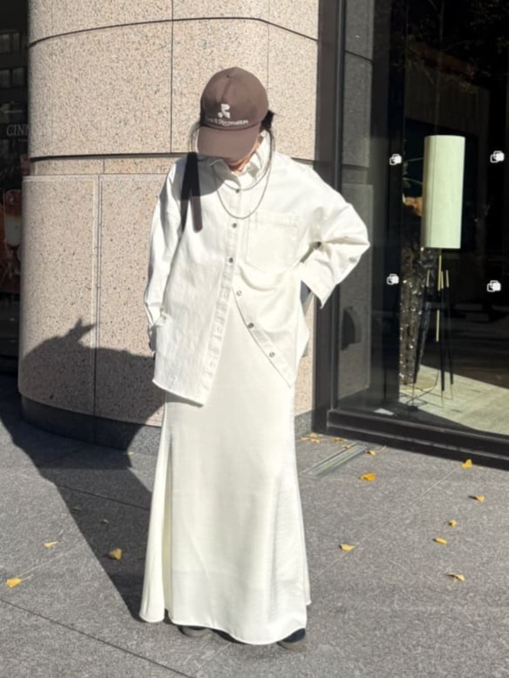 ブルー系のシャツ/ブラウス、ホワイト系のスカートを着用したレディースの冬コーディネートの2枚目の写真