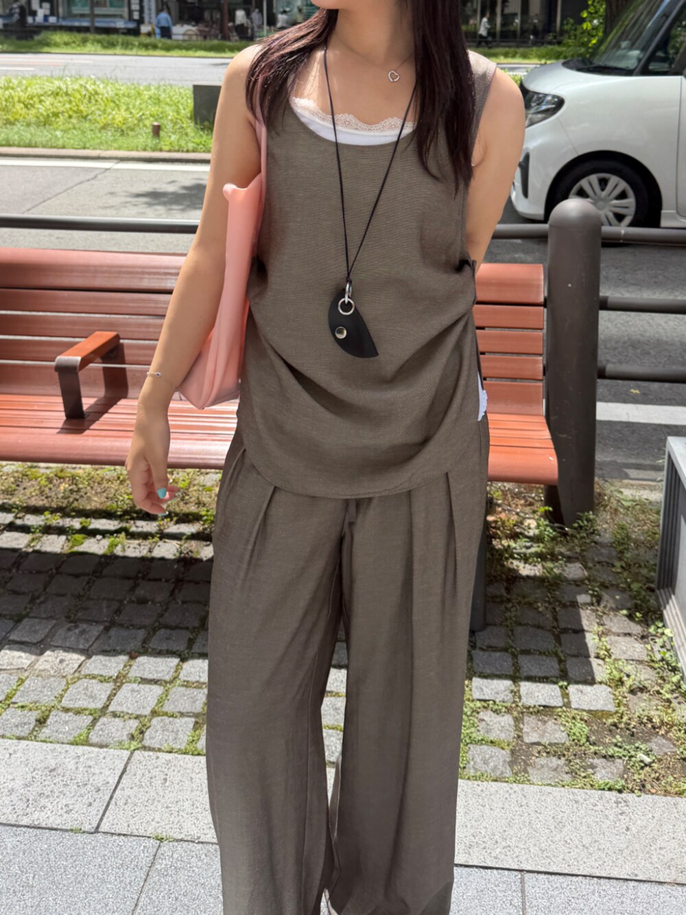 ホワイト系のTシャツ/カットソー、ブラウン系のシャツ/ブラウス、ブラウン系のその他パンツを着用したレディースの春コーディネートの2枚目の写真