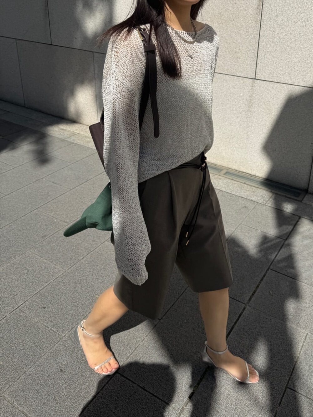 シルバー系のニット/セーター、ブラウン系のその他パンツを着用したレディースの春コーディネートの4枚目の写真
