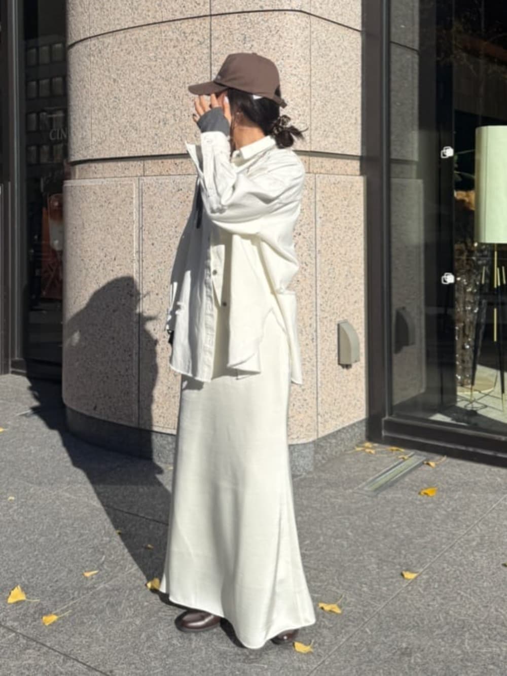 ブルー系のシャツ/ブラウス、ホワイト系のスカートを着用したレディースの冬コーディネートの3枚目の写真