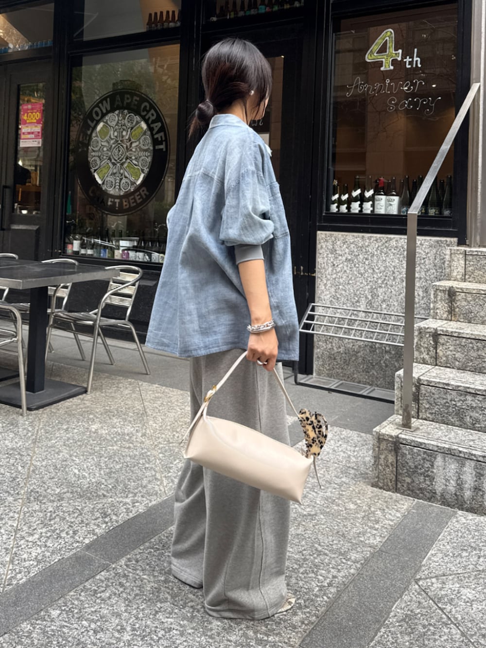 グレー系のその他パンツ、ブルー系のシャツ/ブラウス、ホワイト系のシャツ/ブラウスを着用したレディースの春コーディネートの3枚目の写真