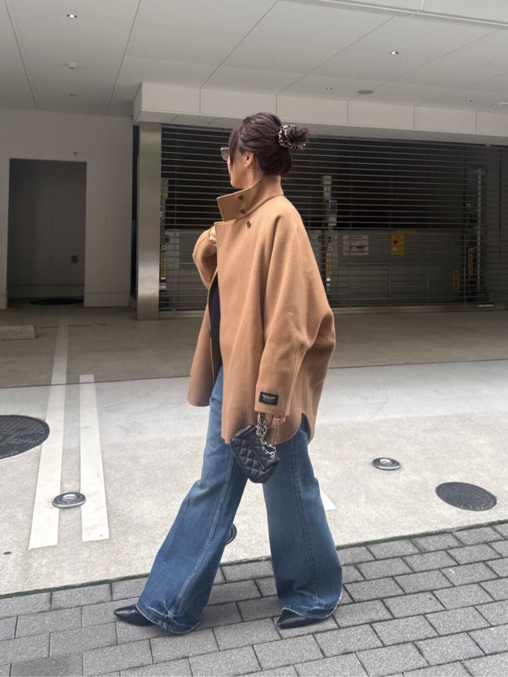 ブルー系のデニムパンツ、ブルー系のニット/セーター、イエロー系のその他アウターを着用したレディースの秋コーディネートの2枚目の写真