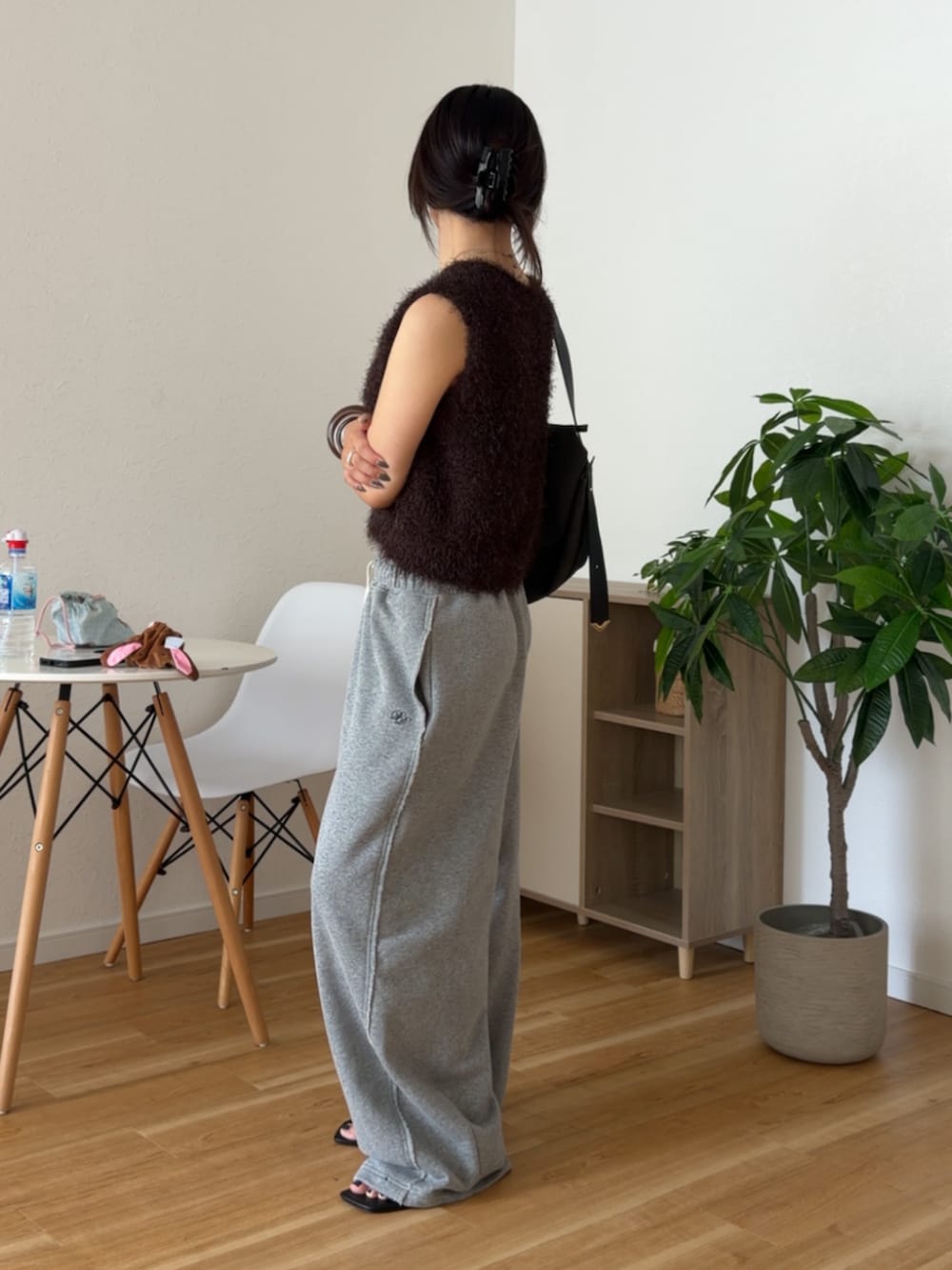 ブラウン系のニット/セーター、グレー系のスウェットパンツを着用したレディースの夏コーディネートの2枚目の写真
