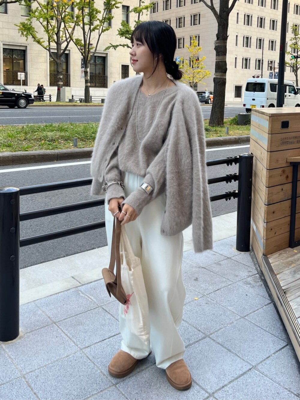 ベージュ系のショルダーバッグ、ブラウン系のニット/セーター、ブラウン系のカーディガン/ボレロを着用したレディースの冬コーディネートの2枚目の写真