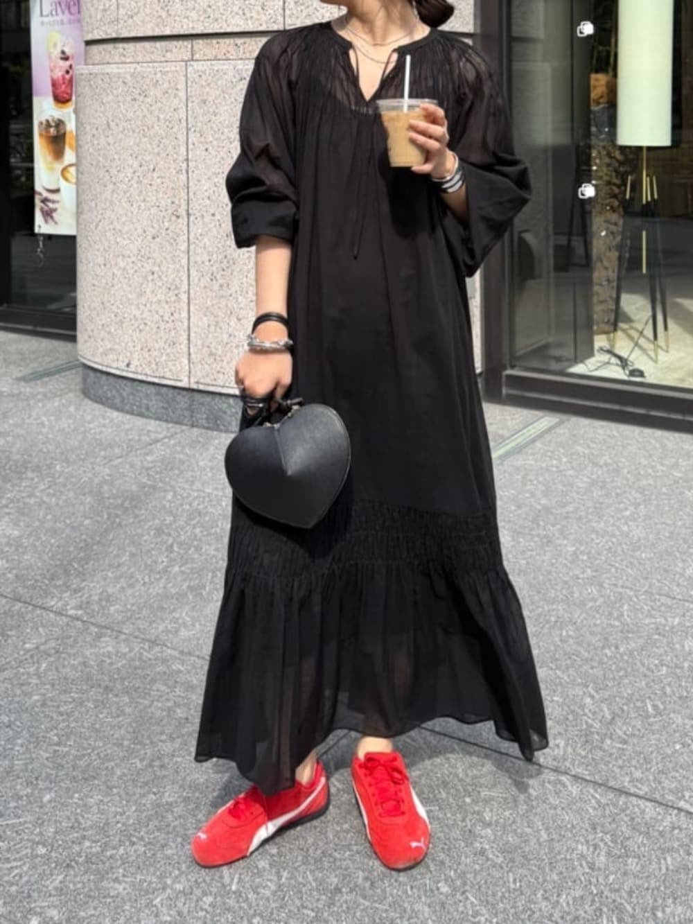 ブラック系のワンピースを着用したレディースの春コーディネートの2枚目の写真