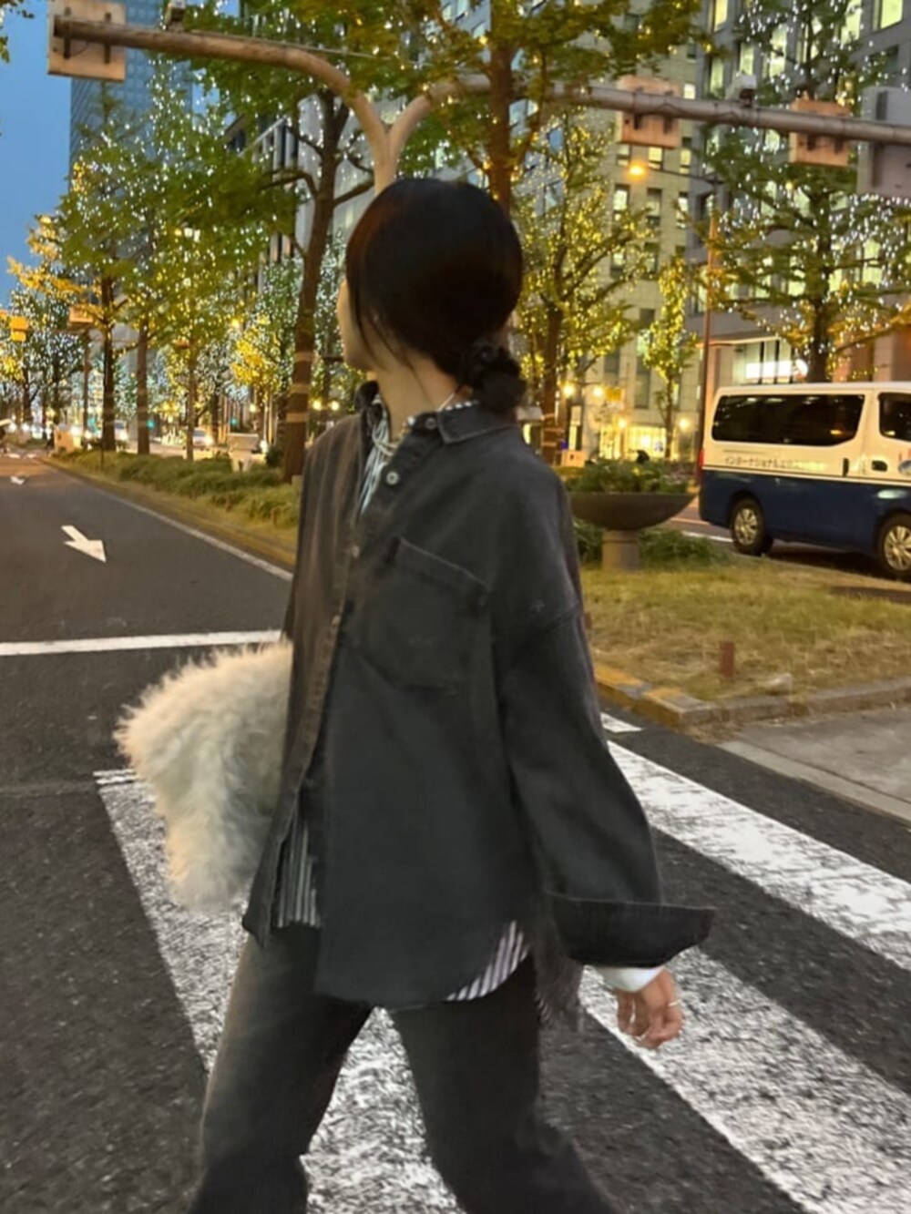 ブルー系のシャツ/ブラウス、ブルー系のシャツ/ブラウス、ブラック系のデニムパンツを着用したレディースの秋コーディネートの4枚目の写真