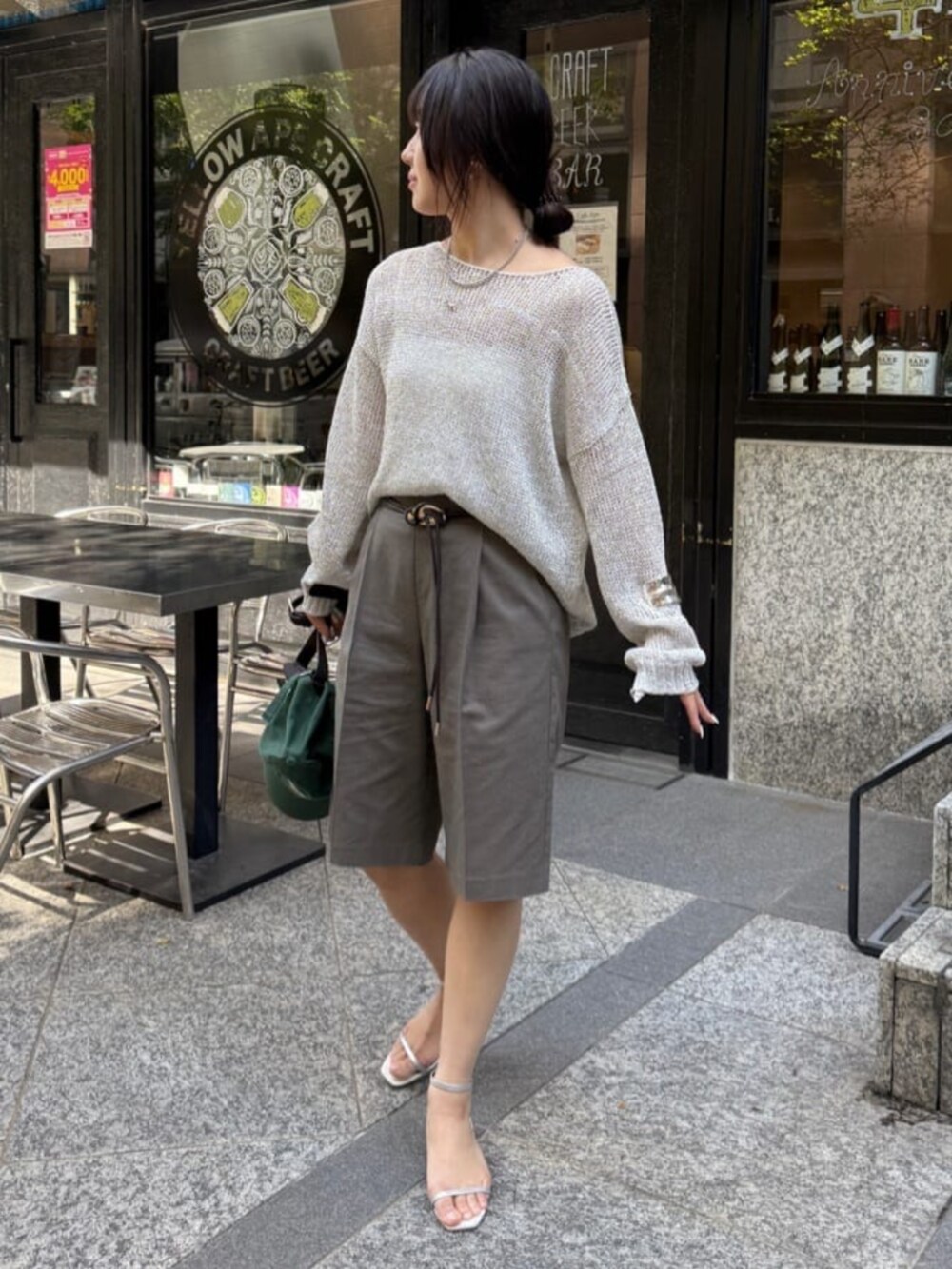 シルバー系のニット/セーター、ブラウン系のその他パンツを着用したレディースの春コーディネートの2枚目の写真