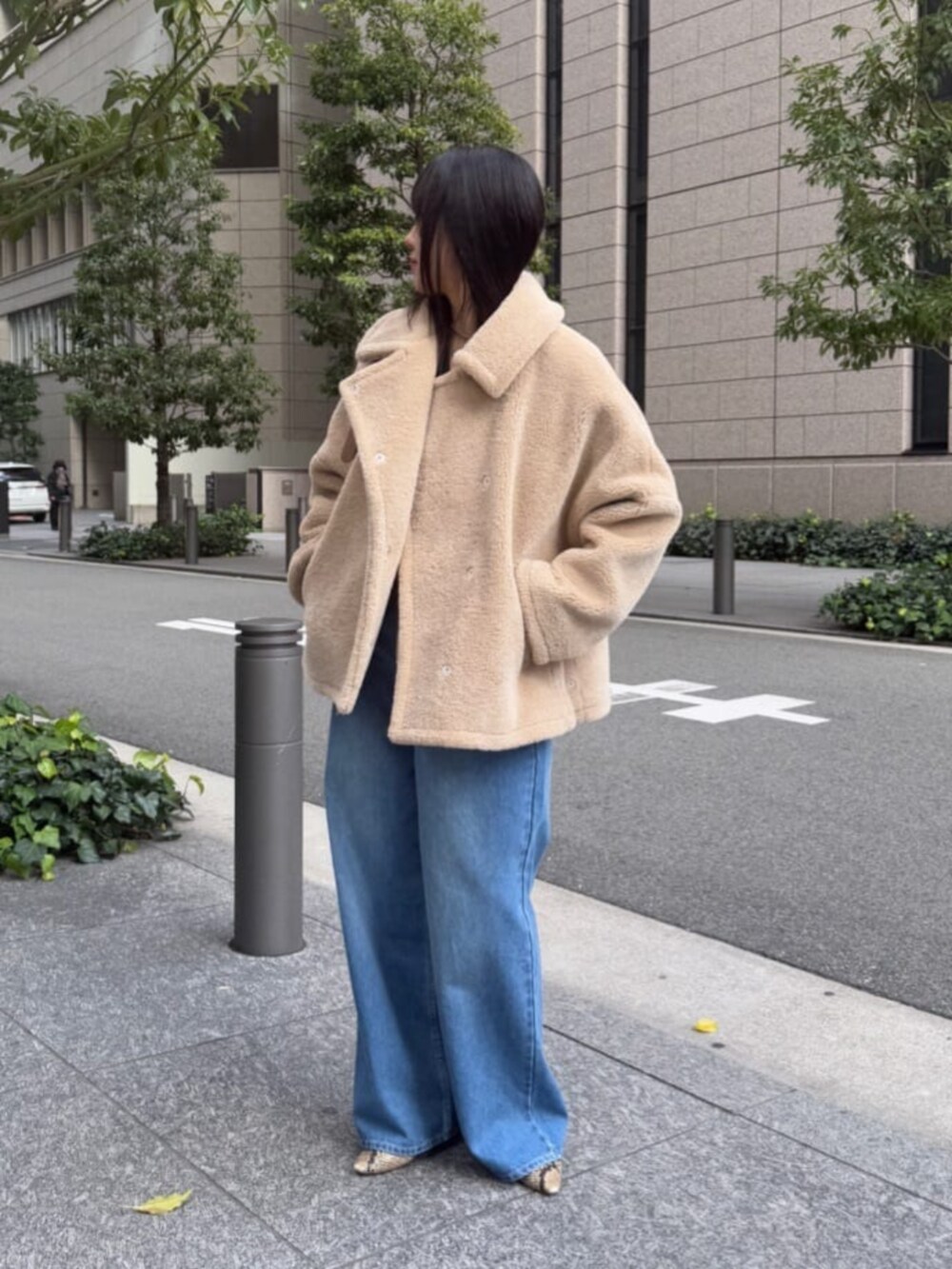 ベージュ系のその他アウターを着用したレディースの冬コーディネートの2枚目の写真