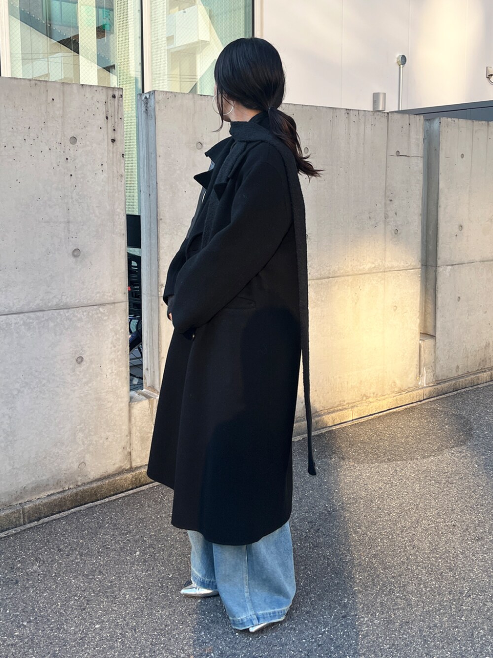 ブルー系のデニムパンツ、ブラック系のその他アウター、グレー系のニット/セーターを着用したレディースの秋コーディネートの3枚目の写真