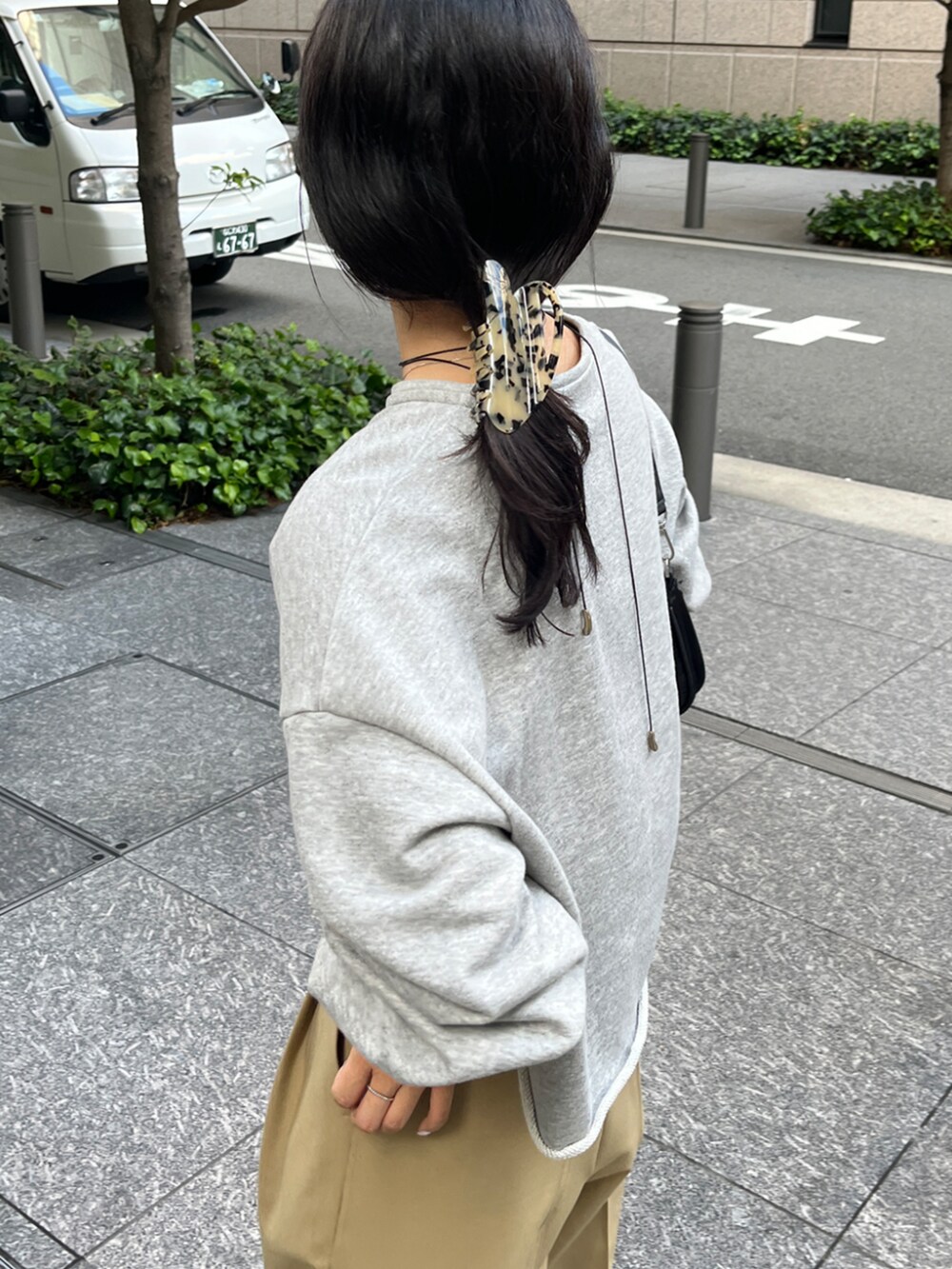 グレー系のTシャツ/カットソーを着用したレディースの秋コーディネートの3枚目の写真