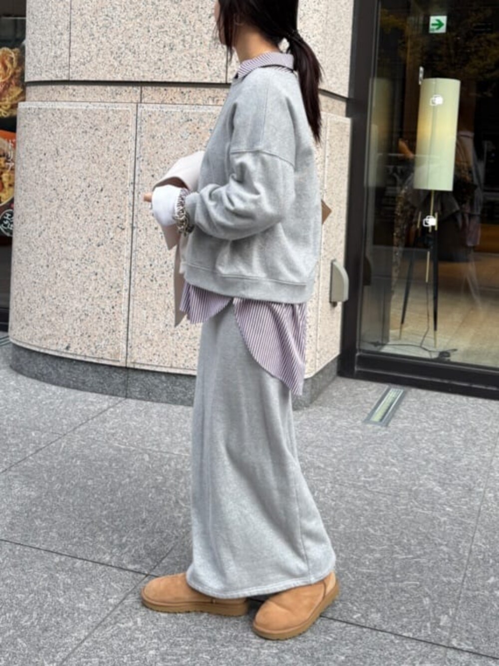 シルバー系のスウェット、レッド系のシャツ/ブラウス、ブラウン系のブーツを着用したレディースの冬コーディネートの3枚目の写真