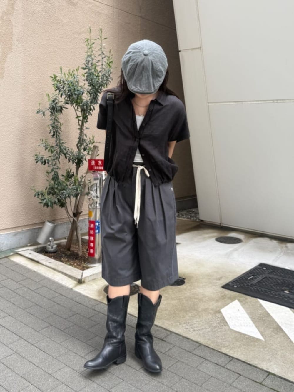 ホワイト系のTシャツ/カットソー、ブラック系のシャツ/ブラウス、グレー系のその他パンツを着用したレディースの春コーディネートの3枚目の写真