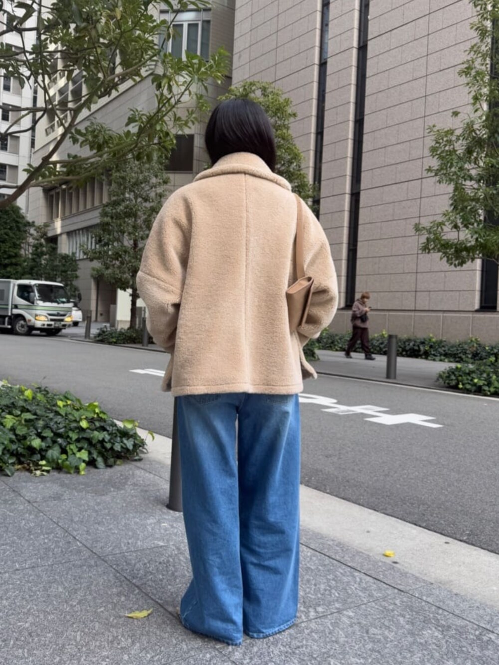 ベージュ系のその他アウターを着用したレディースの冬コーディネートの3枚目の写真