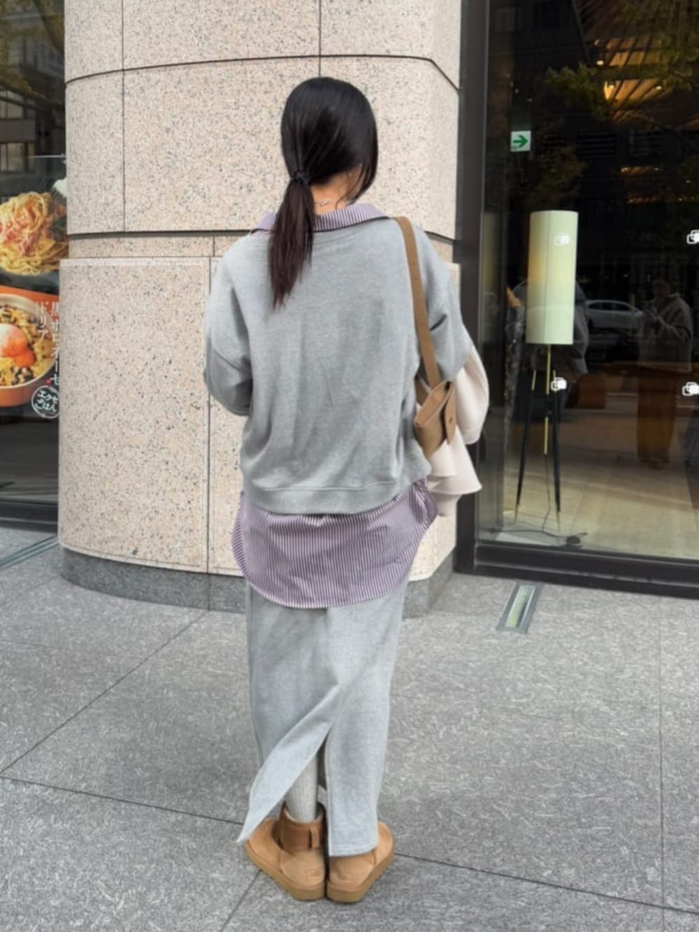 シルバー系のスウェット、レッド系のシャツ/ブラウス、ブラウン系のブーツを着用したレディースの冬コーディネートの4枚目の写真