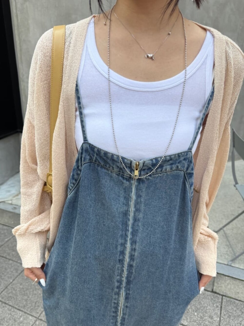 ブルー系のワンピース、ピンク系のカーディガン/ボレロを着用したレディースの春コーディネートの4枚目の写真