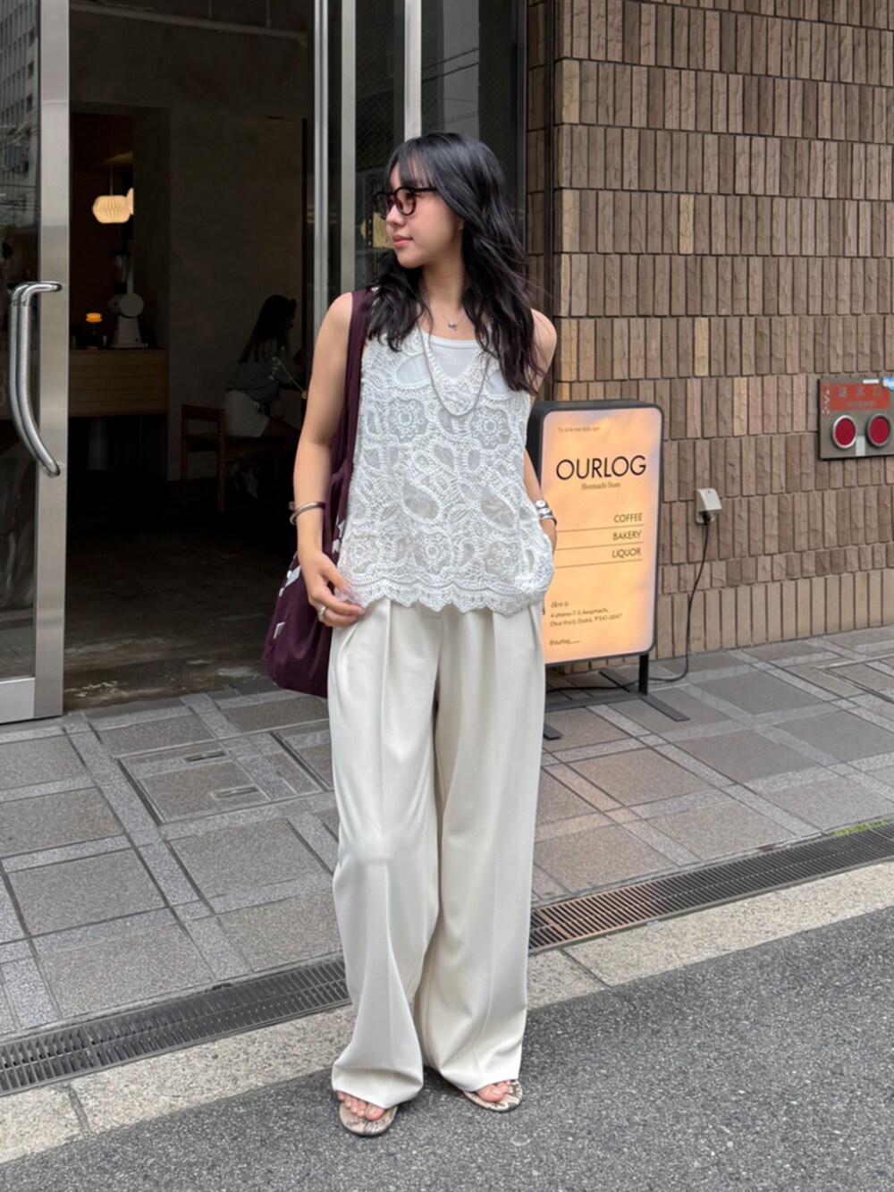 ホワイト系のシャツ/ブラウス、ホワイト系のその他パンツ、ホワイト系のTシャツ/カットソーを着用したレディースの夏コーディネートの2枚目の写真