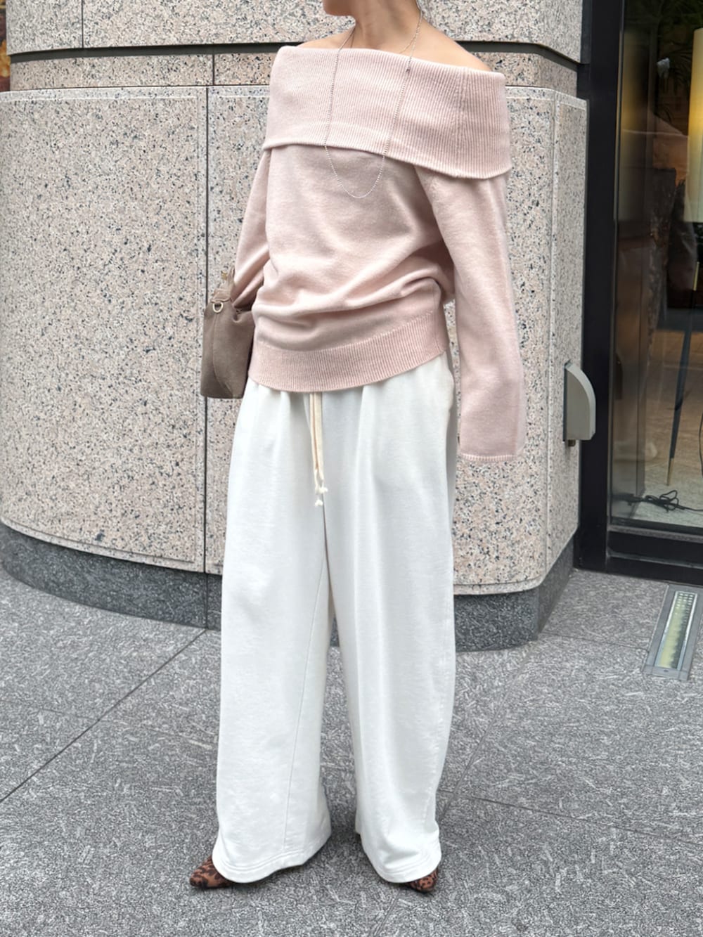 ホワイト系のその他パンツ、ピンク系のニット/セーターを着用したレディースの秋コーディネートの3枚目の写真