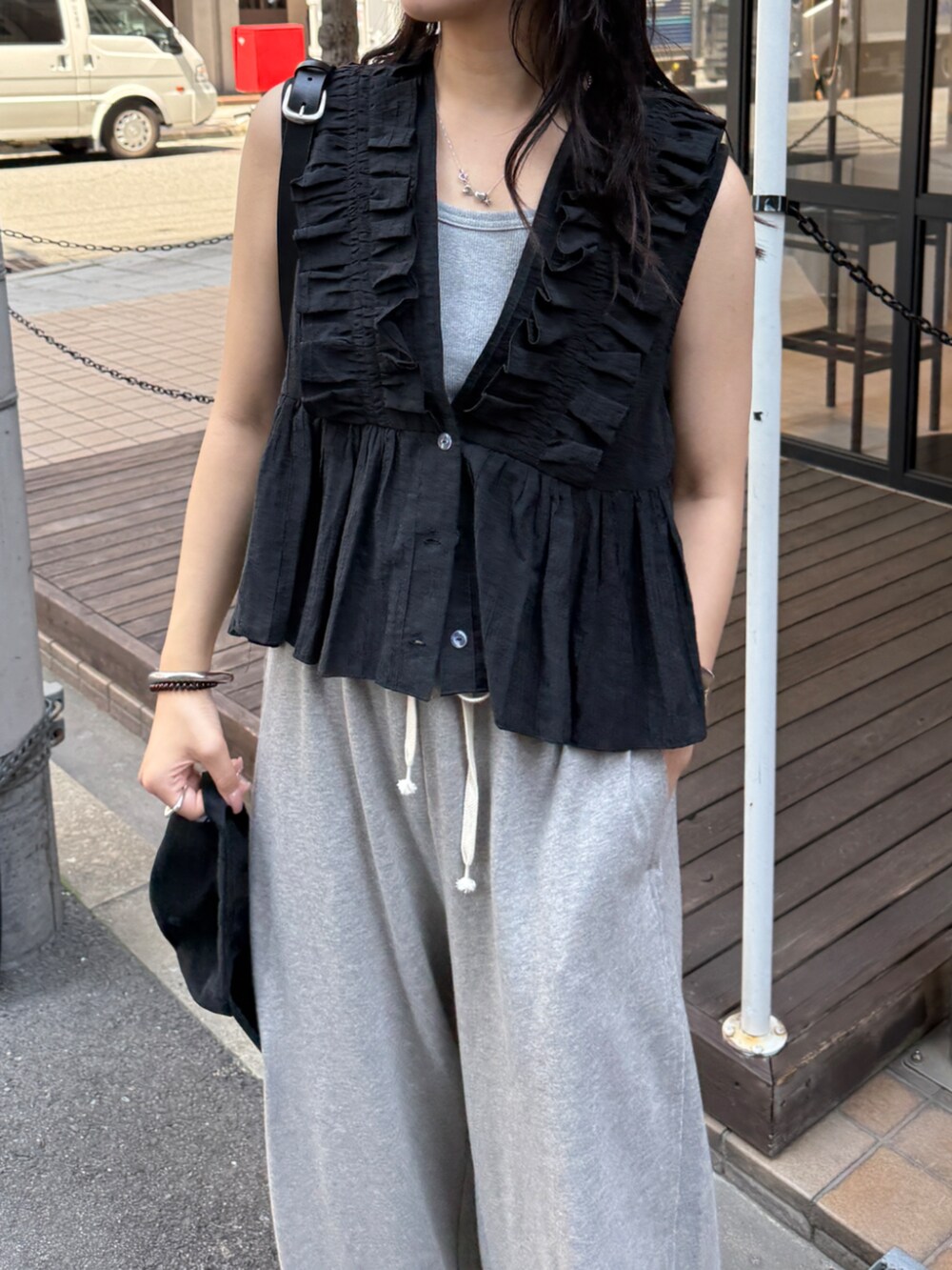 グレー系のその他パンツ、ブラック系のシャツ/ブラウスを着用したレディースの夏コーディネートの3枚目の写真