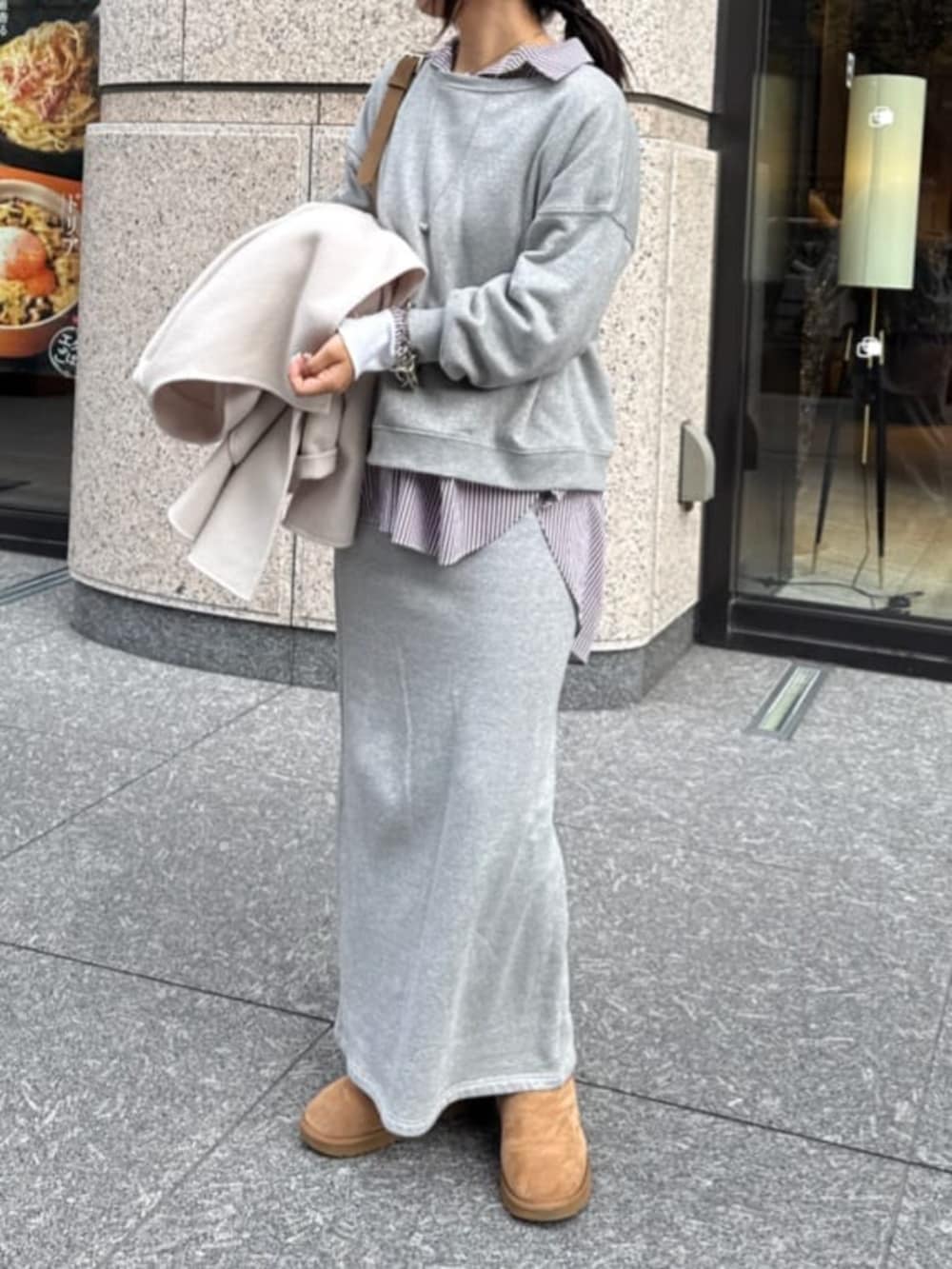 シルバー系のスウェット、レッド系のシャツ/ブラウス、ブラウン系のブーツを着用したレディースの冬コーディネートの2枚目の写真