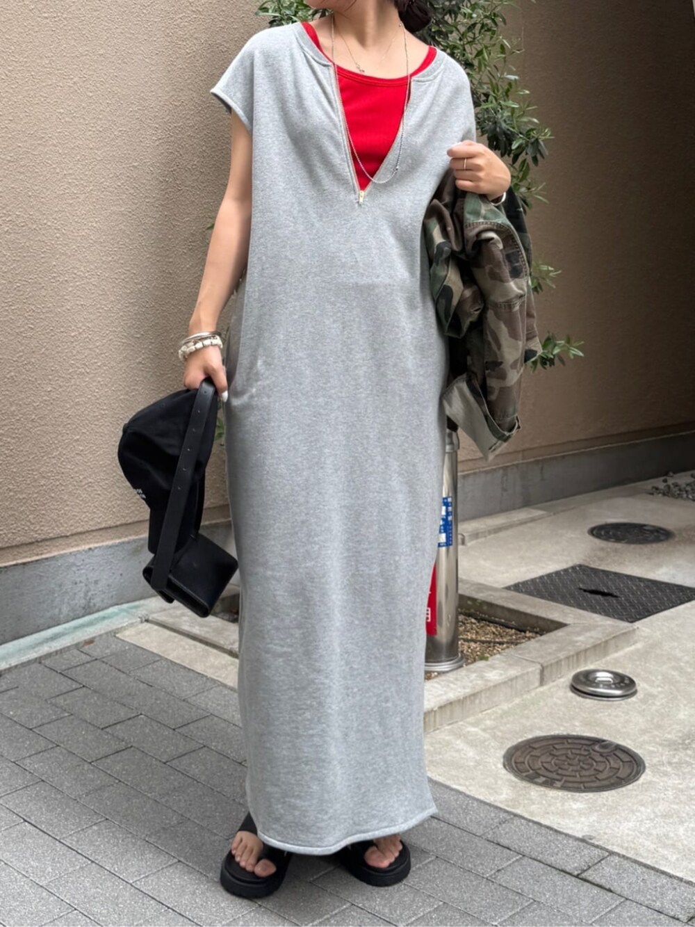 グレー系のワンピースを着用したレディースの春コーディネートの2枚目の写真