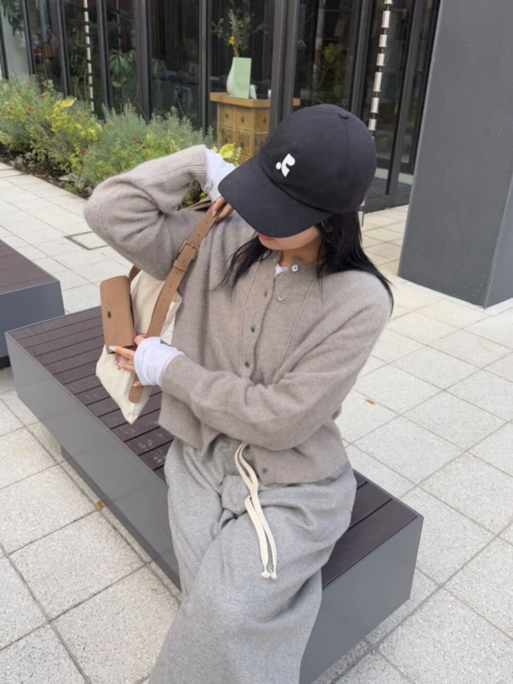 ホワイト系のTシャツ/カットソー、ブラウン系のカーディガン/ボレロを着用したレディースの冬コーディネートの3枚目の写真