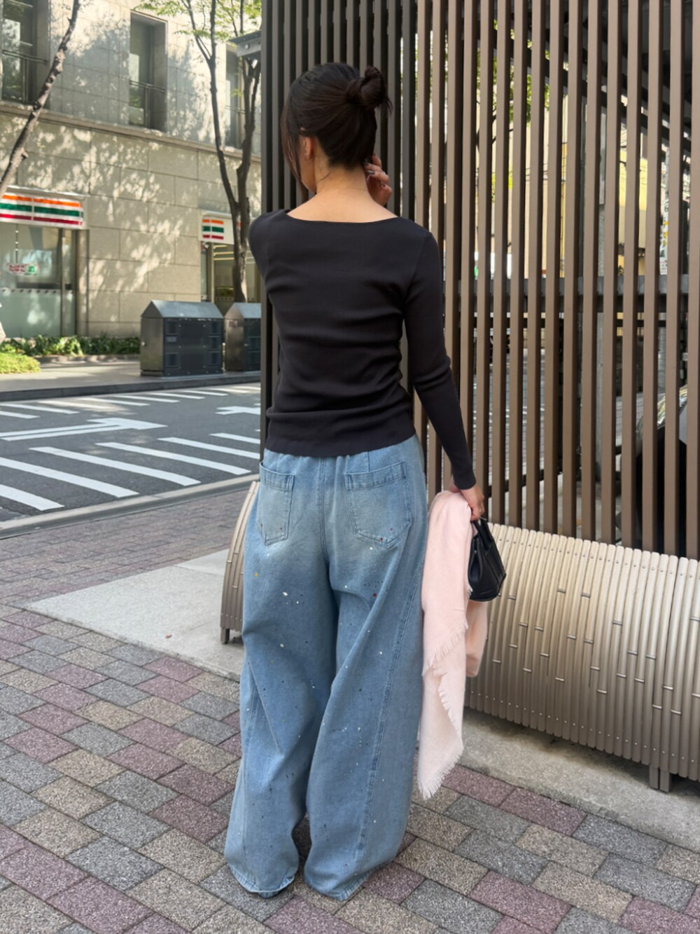 ブルー系のその他パンツ、ブラック系のニット/セーター、ブラック系のその他シューズを着用したレディースの夏コーディネートの4枚目の写真