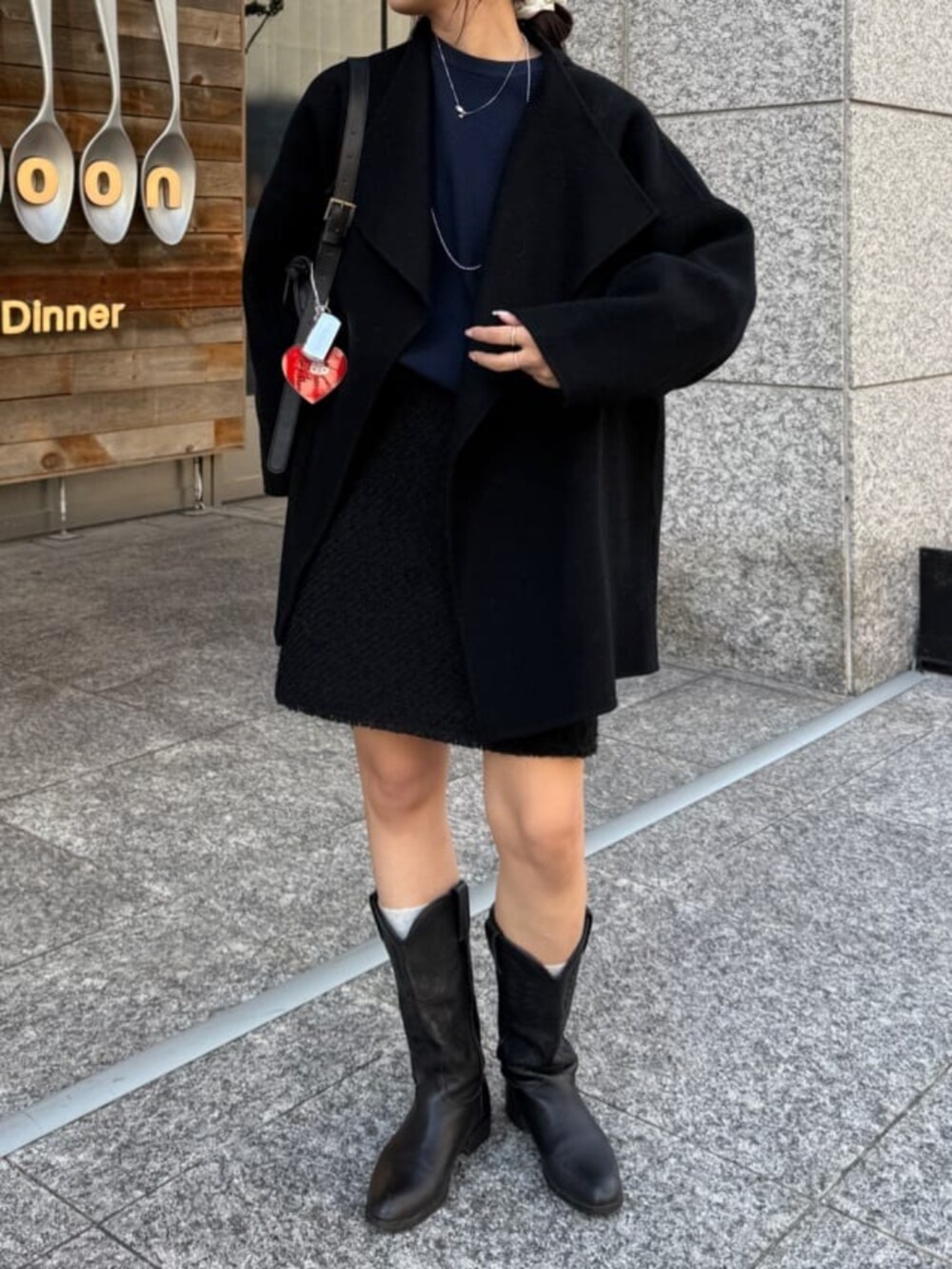 ブラック系のその他アウター、ブラック系のスカート、ブラック系のニット/セーターを着用したレディースの冬コーディネートの2枚目の写真