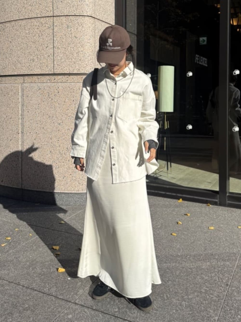 ブルー系のシャツ/ブラウス、ホワイト系のスカートを着用したレディースの冬コーディネートの4枚目の写真