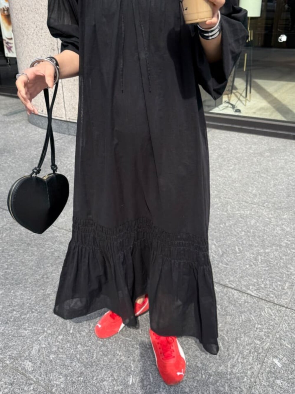 ブラック系のワンピースを着用したレディースの春コーディネートの3枚目の写真