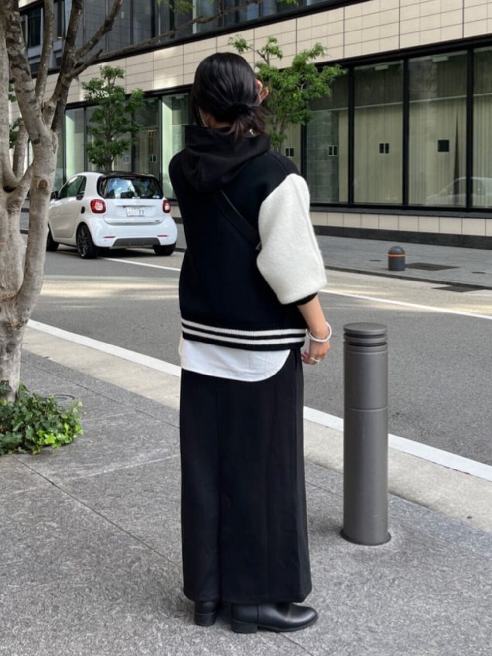 ブラック系のその他アウター、ブラック系のセットアップ、ブラック系のショルダーバッグを着用したレディースの秋コーディネートの4枚目の写真