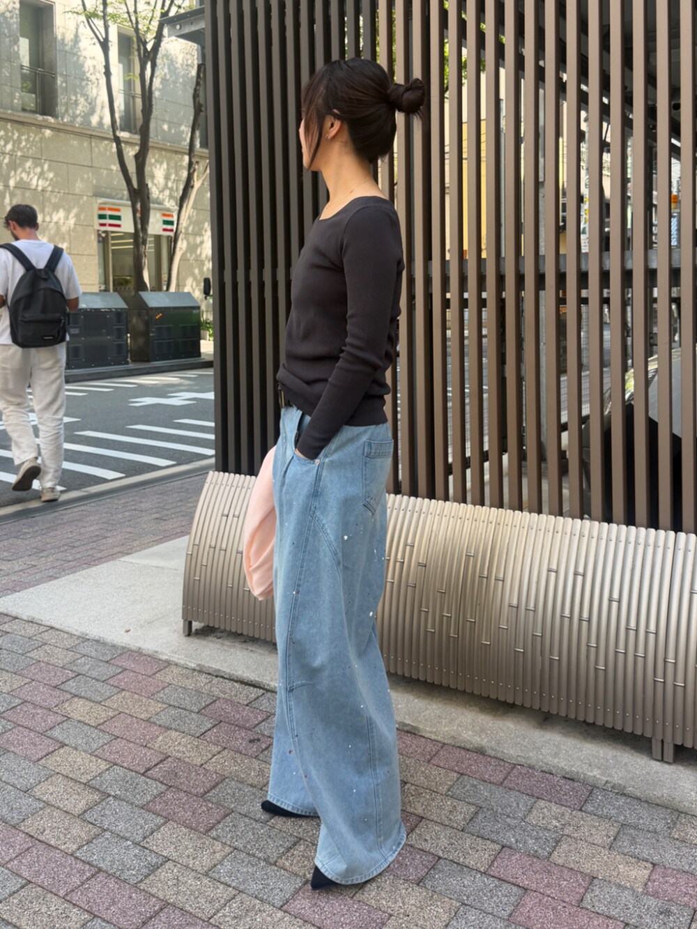 ブルー系のその他パンツ、ブラック系のニット/セーター、ブラック系のその他シューズを着用したレディースの夏コーディネートの3枚目の写真