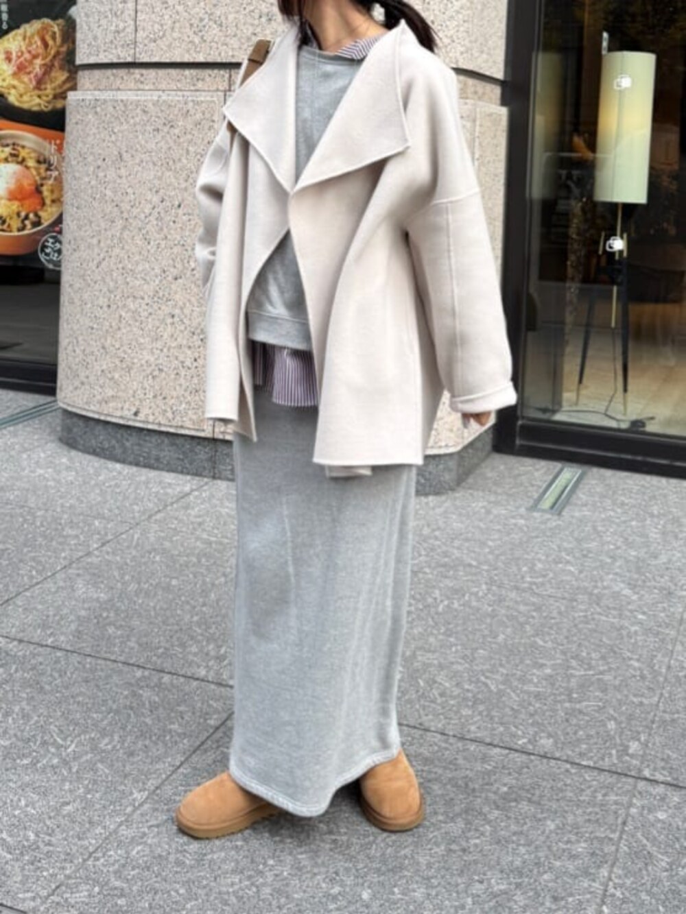 シルバー系のスウェット、レッド系のシャツ/ブラウス、シルバー系のスカートを着用したレディースの冬コーディネートの2枚目の写真