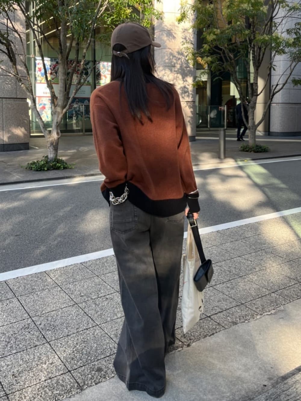 ブラウン系のカーディガン/ボレロ、ブルー系のデニムパンツを着用したレディースの秋コーディネートの3枚目の写真