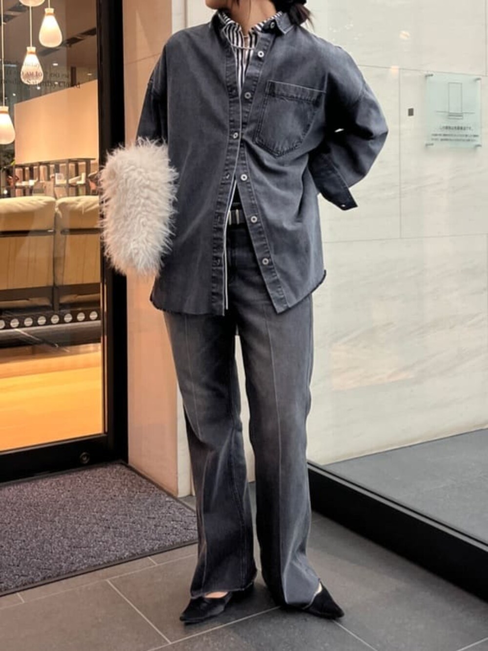 ブルー系のシャツ/ブラウス、ブルー系のシャツ/ブラウス、ブラック系のデニムパンツを着用したレディースの秋コーディネートの2枚目の写真