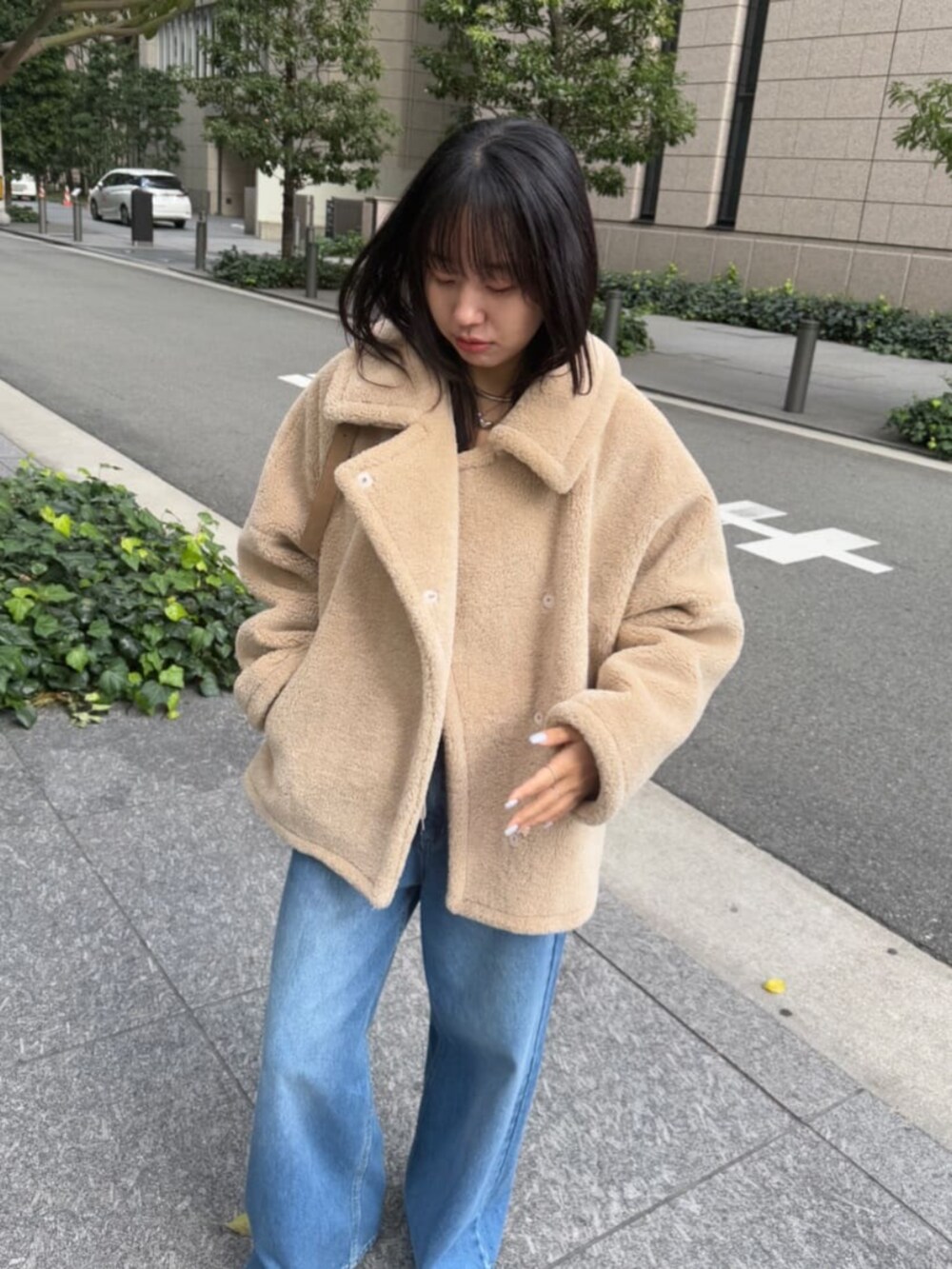 ベージュ系のその他アウターを着用したレディースの冬コーディネートの4枚目の写真