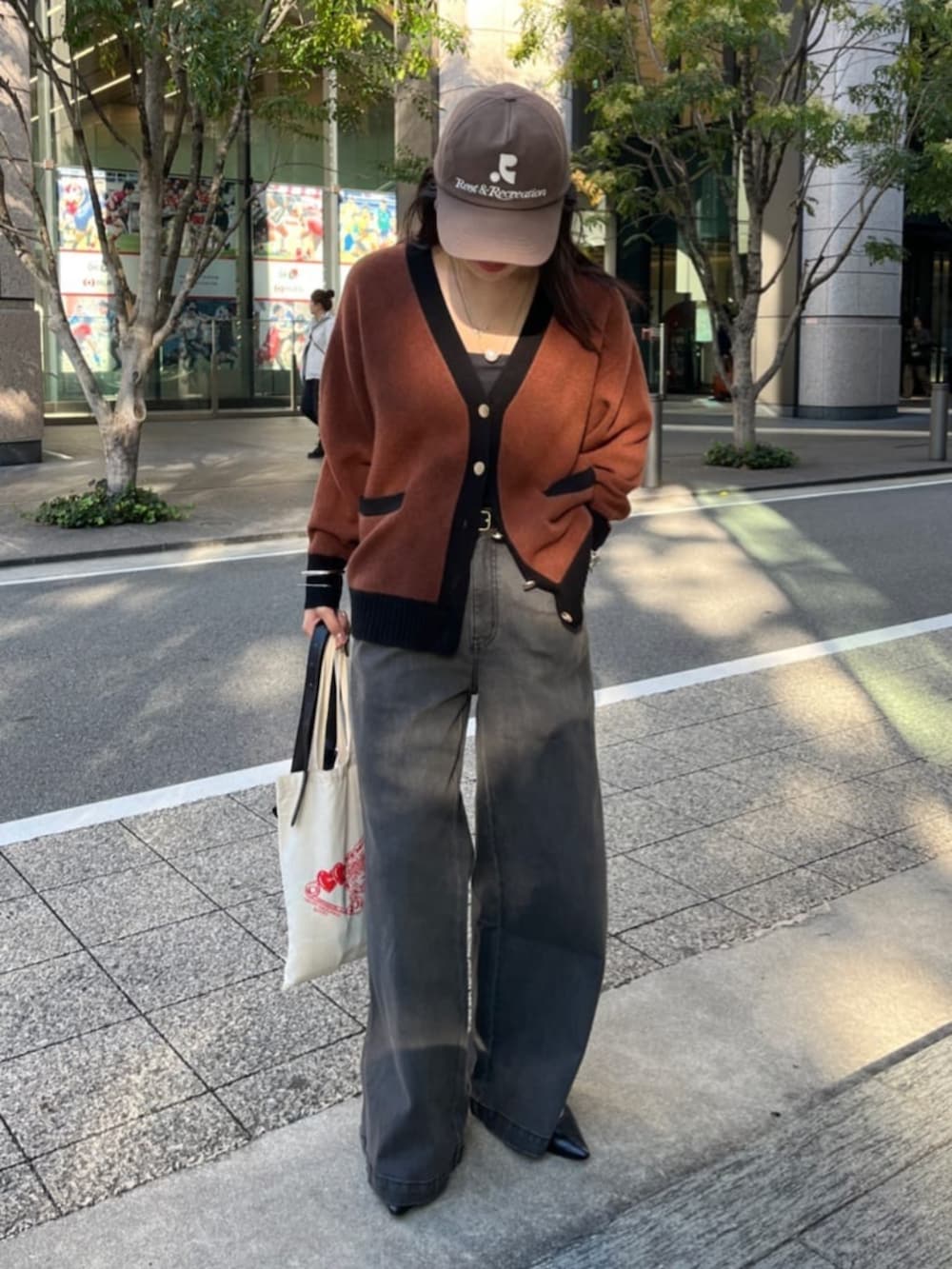 ブラウン系のカーディガン/ボレロ、ブルー系のデニムパンツを着用したレディースの秋コーディネートの2枚目の写真