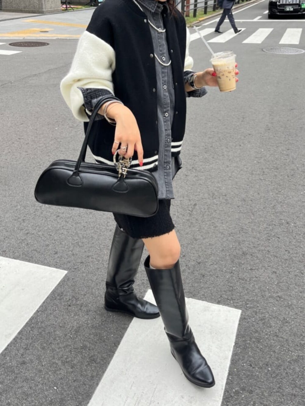 ブラック系のブーツ、ブラック系のその他アウター、ブルー系のシャツ/ブラウスを着用したレディースの秋コーディネートの2枚目の写真