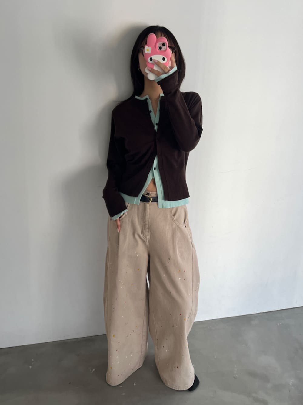 ベージュ系のその他パンツ、ブラウン系のカーディガン/ボレロを着用したレディースの夏コーディネートの2枚目の写真