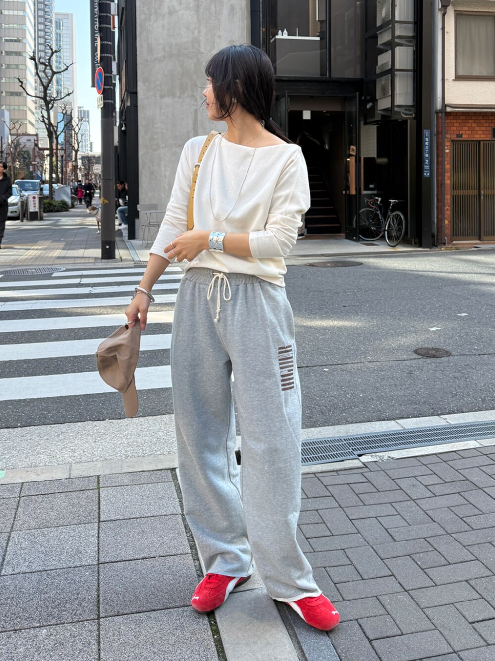 グレー系のその他パンツ、ホワイト系のTシャツ/カットソーを着用したレディースの春コーディネートの2枚目の写真