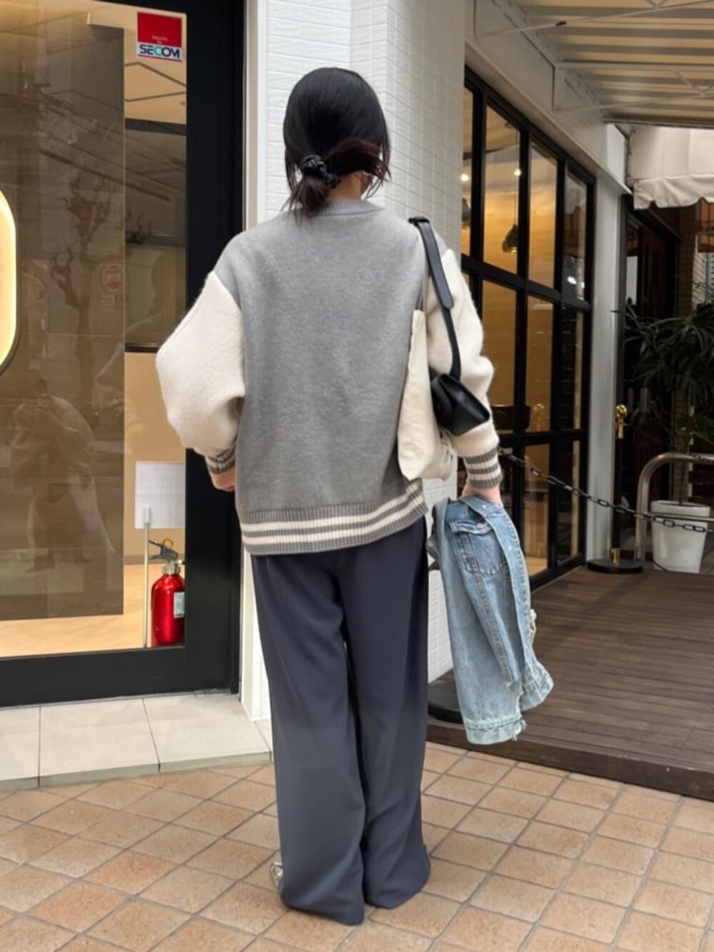 グレー系のその他アウター、グレー系のニット/セーター、ブルー系のその他アウターを着用したレディースの秋コーディネートの4枚目の写真
