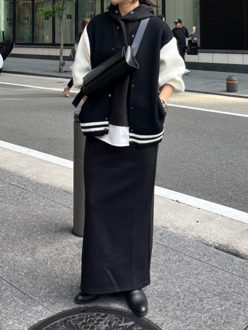 ブラック系のその他アウター、ブラック系のセットアップ、ブラック系のショルダーバッグを着用したレディースの秋コーディネートの2枚目の写真