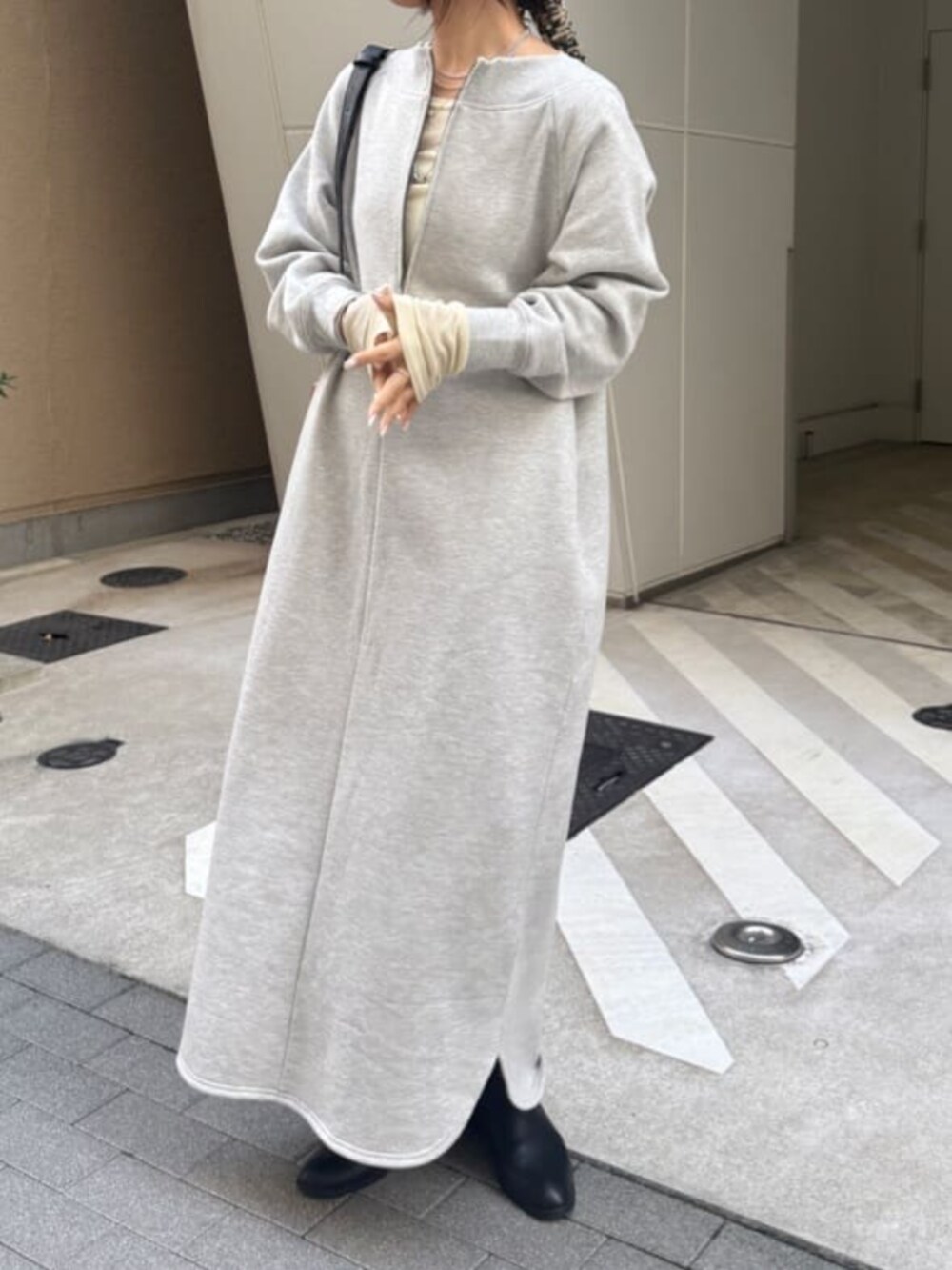 グレー系のワンピース、イエロー系のTシャツ/カットソーを着用したレディースの冬コーディネートの2枚目の写真