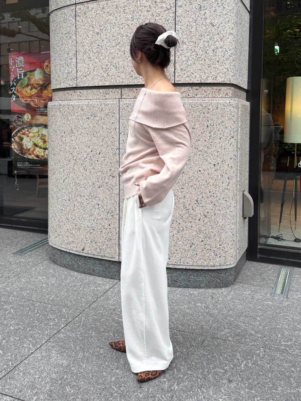 ホワイト系のその他パンツ、ピンク系のニット/セーターを着用したレディースの秋コーディネートの2枚目の写真