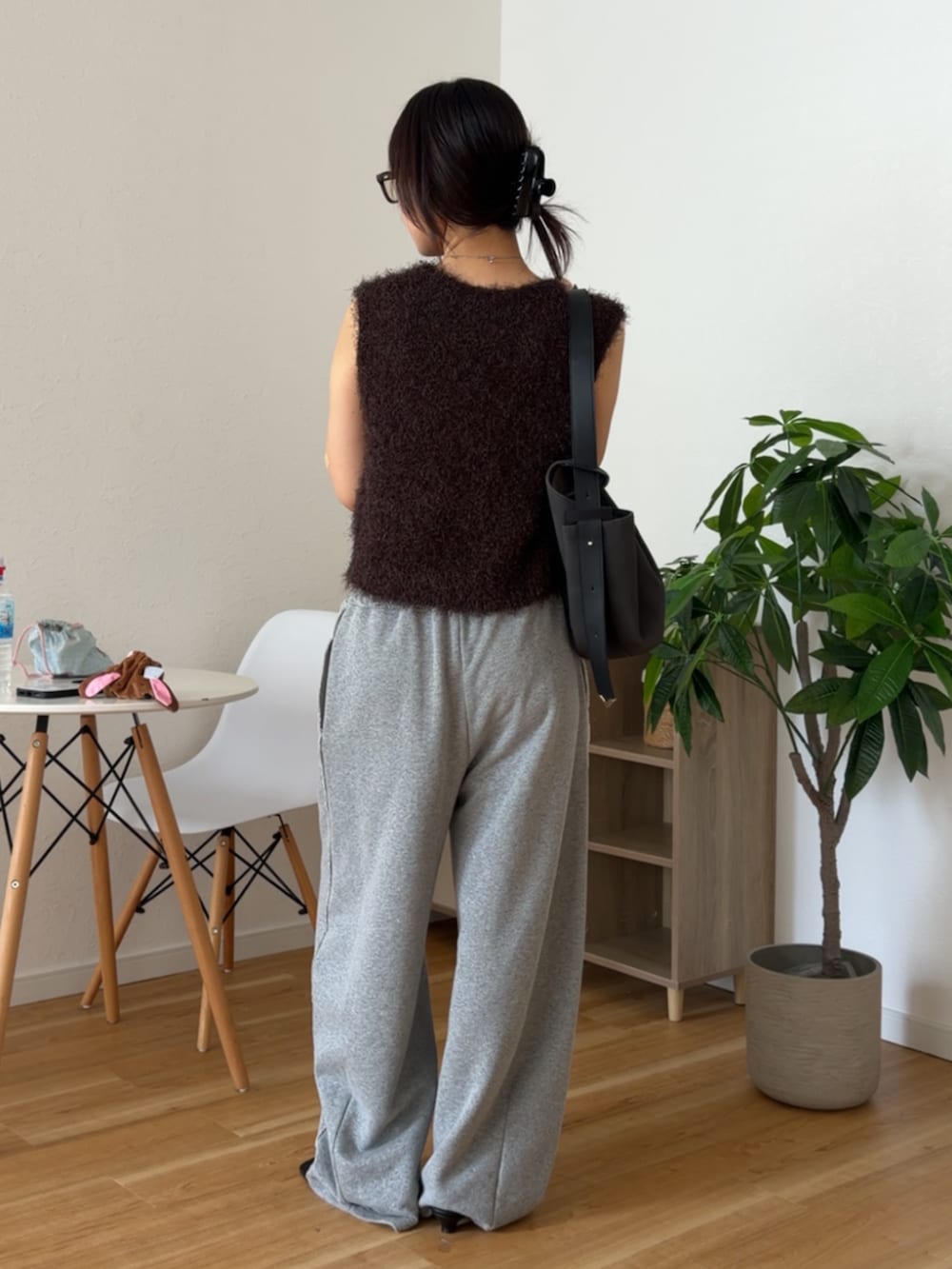ブラウン系のニット/セーター、グレー系のスウェットパンツを着用したレディースの夏コーディネートの3枚目の写真