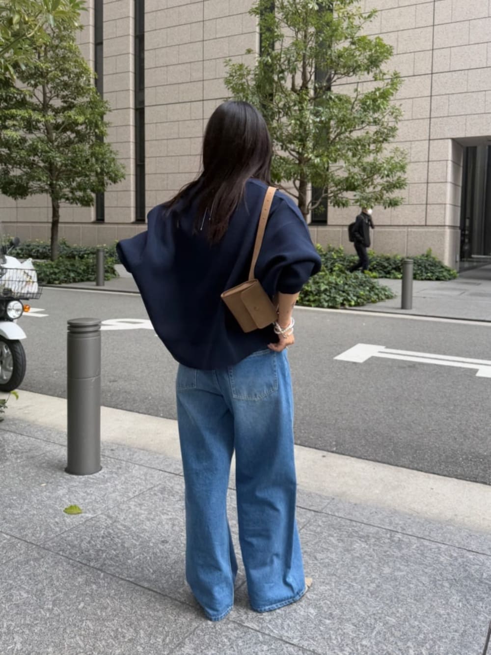 グレー系のカーディガン/ボレロを着用したレディースの冬コーディネートの4枚目の写真