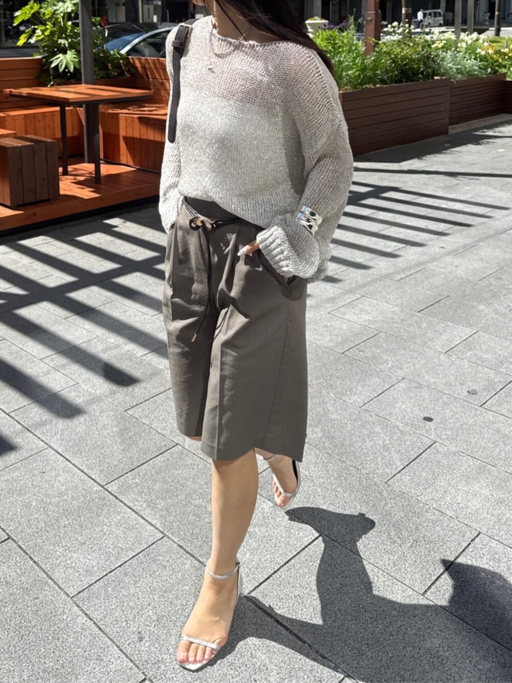 シルバー系のニット/セーター、ブラウン系のその他パンツを着用したレディースの春コーディネートの3枚目の写真