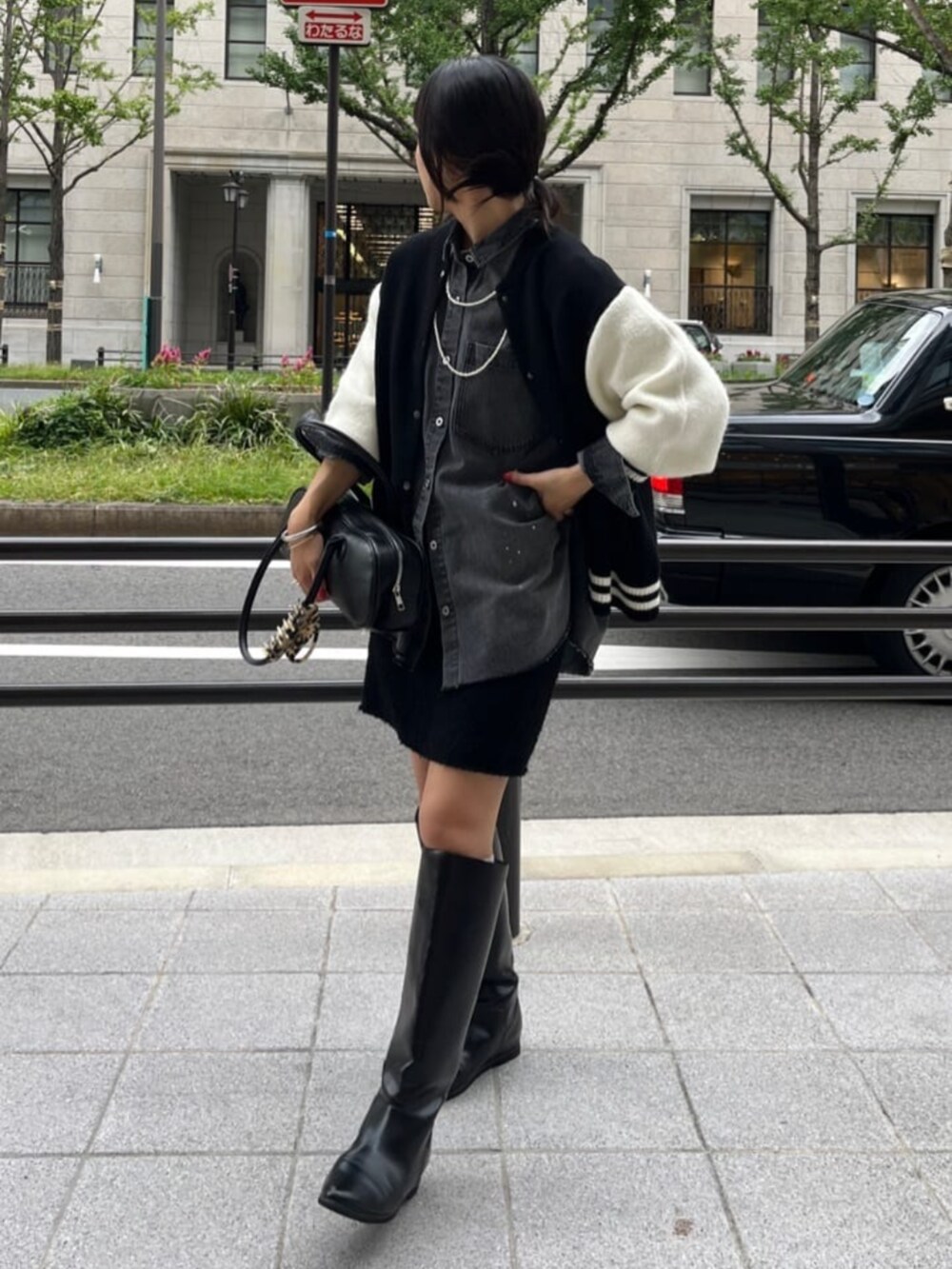 ブラック系のブーツ、ブラック系のその他アウター、ブルー系のシャツ/ブラウスを着用したレディースの秋コーディネートの4枚目の写真