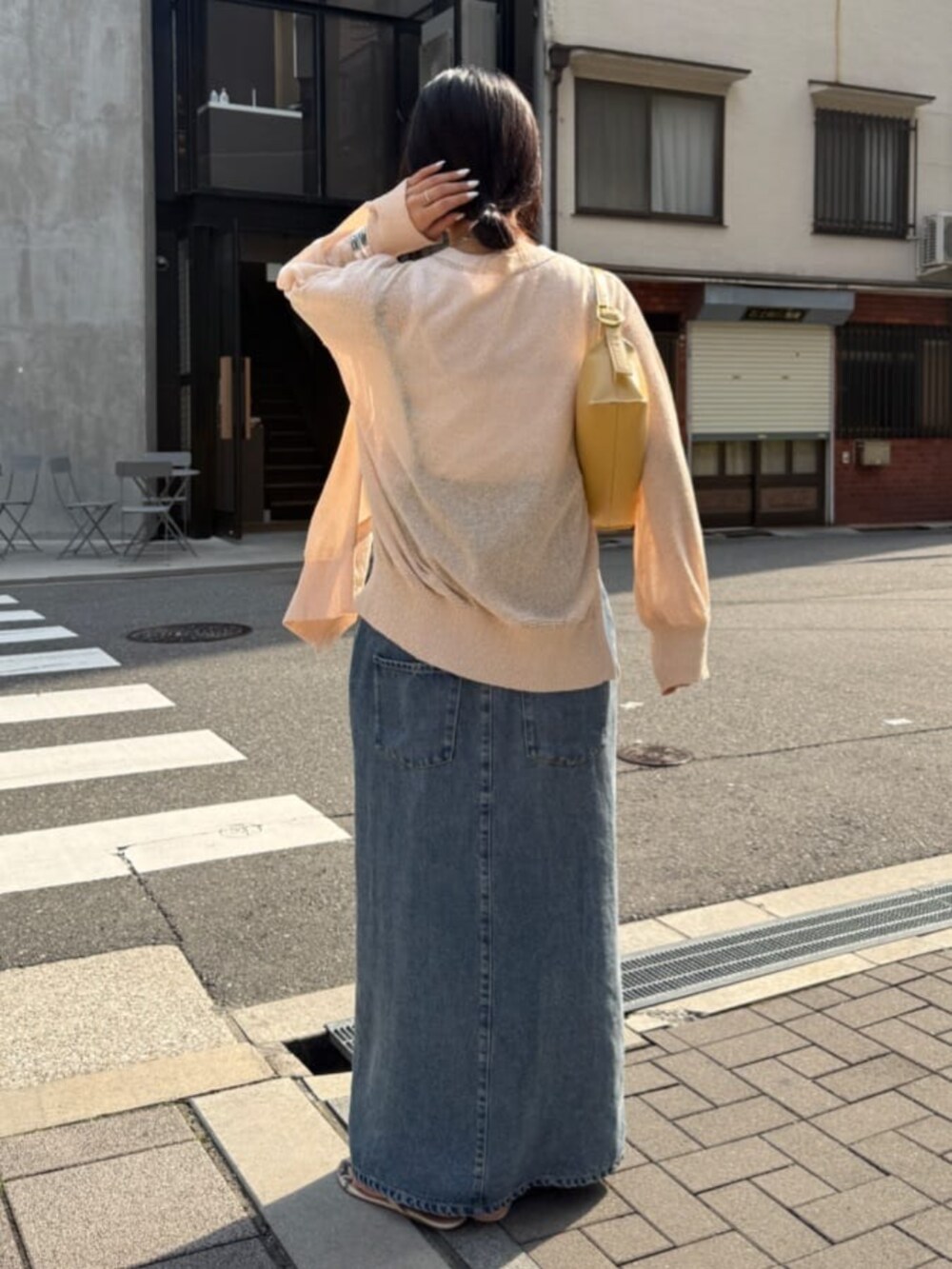 ブルー系のワンピース、ピンク系のカーディガン/ボレロを着用したレディースの春コーディネートの3枚目の写真