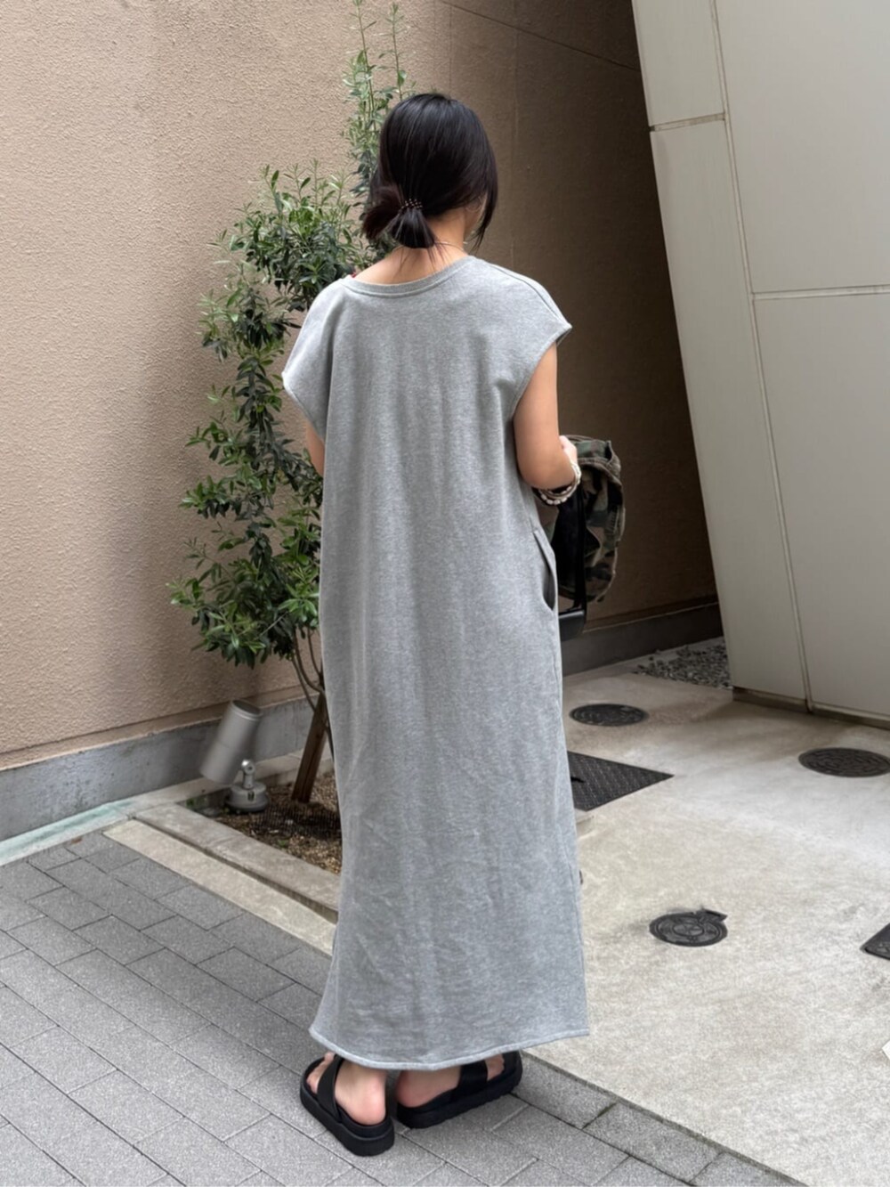 グレー系のワンピースを着用したレディースの春コーディネートの3枚目の写真